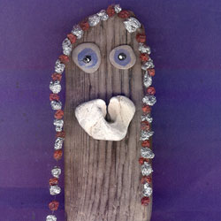 trägubbe av drivved